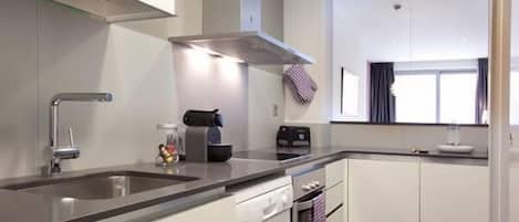 Departamento | Cocina privada | Refrigerador con congelador, microondas y parrilla de estufa