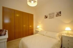 Down duvets, pillow-top beds, iron/ironing board, cots/infant beds - City of the Arts Apartments (Valencia)