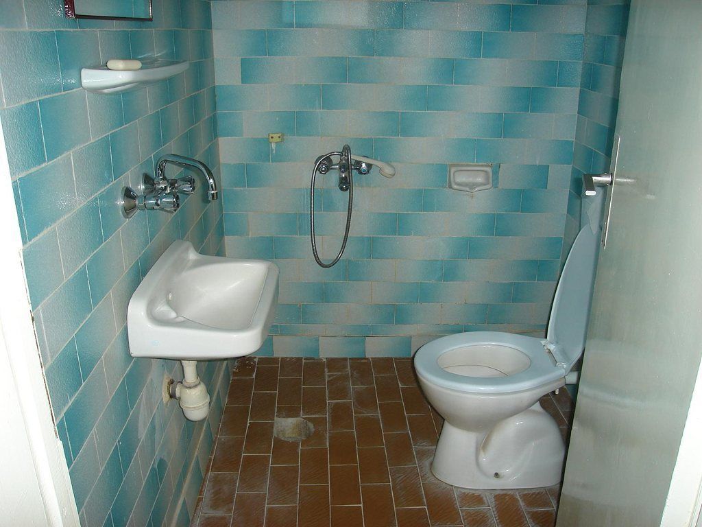 Shower, rainfall showerhead, free toiletries, hair dryer