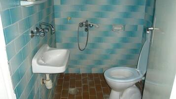 Shower, rainfall showerhead, free toiletries, hair dryer