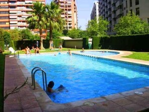 Piscine extérieure en saison