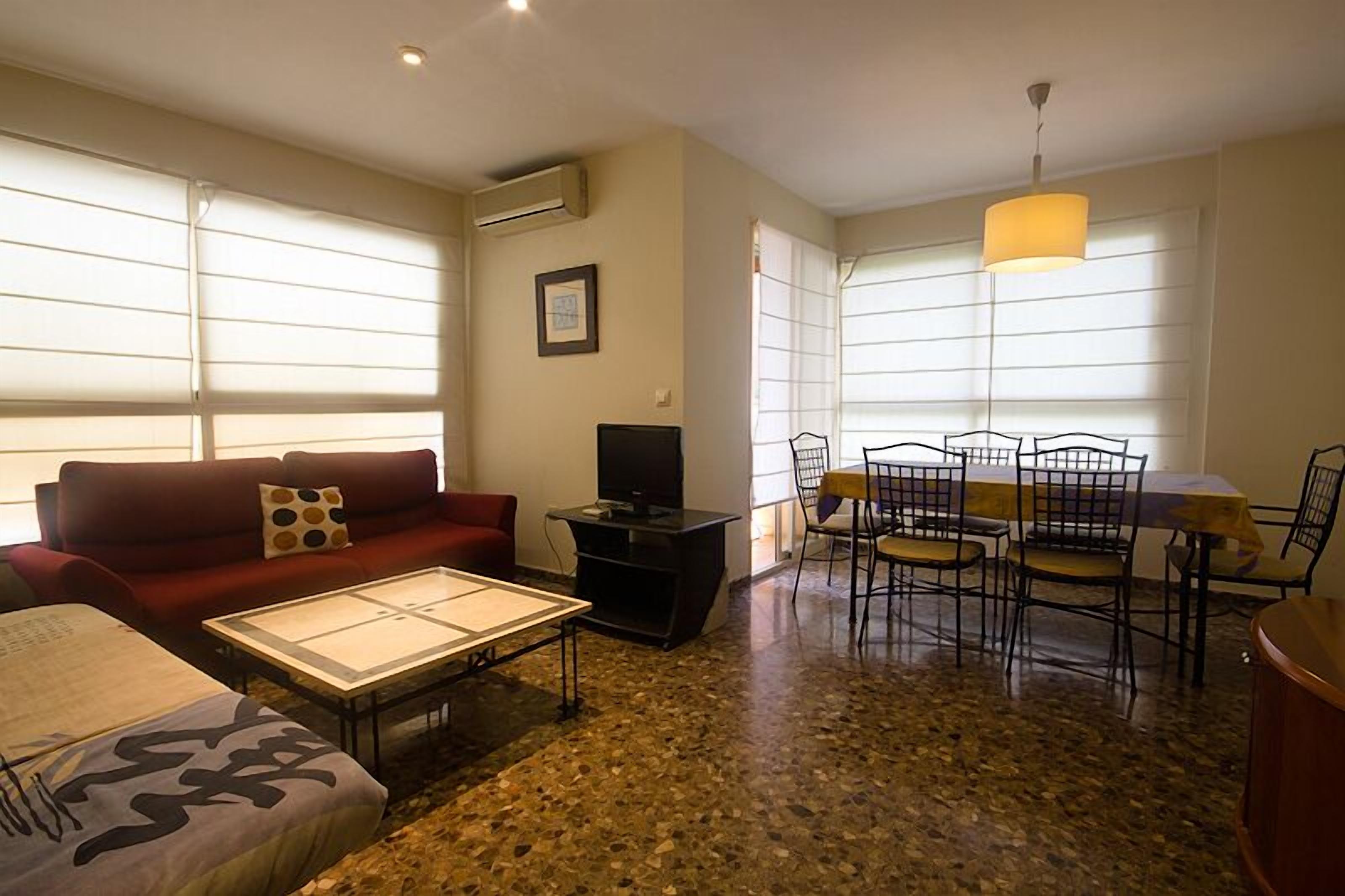Apartamento, 2 habitaciones | Sala de estar | Una televisión
