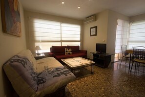Appartement, 2 chambres | Salle de séjour | Téléviseur