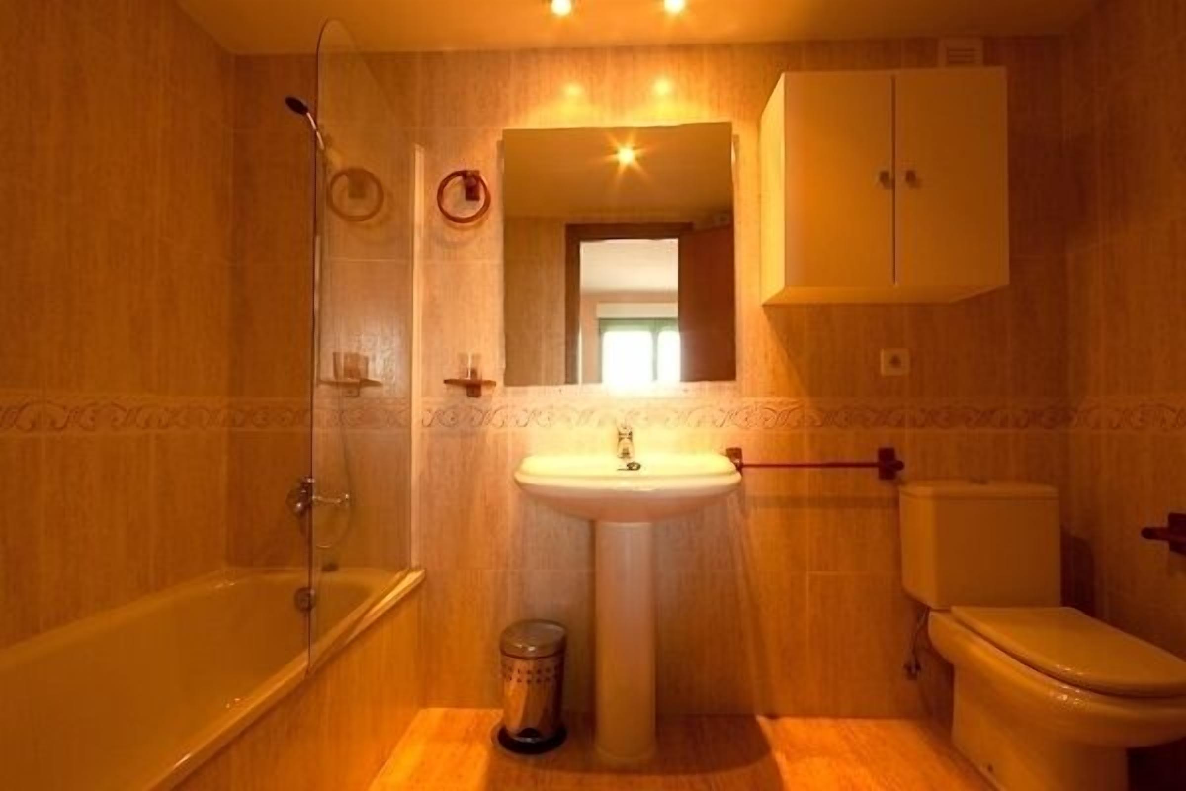 Ensemble douche/baignoire, articles de toilette gratuits, sèche-cheveux