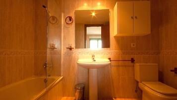 Ensemble douche/baignoire, articles de toilette gratuits, sĂšche-cheveux