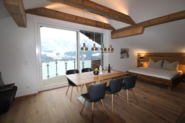 Appartement Luxe, 2 chambres, 2 salles de bains, vue montagne (Bergkristall) | Coin séjour | Télévision LED, lecteur de DVD, table de tennis de table, jouets