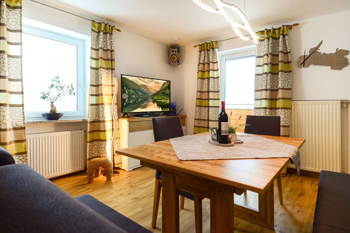 Appartement familial, vue sur la montagne (Bernstein) | Aire de séjour | Téléviseur à DEL, lecteur de DVD, table de ping-pong, jouets