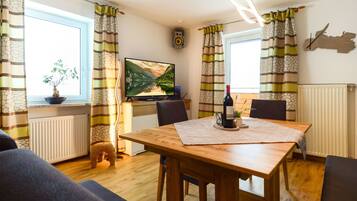 Family Apartment, Mountain View (Bernstein) | Living area