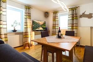 Appartement Familial, vue montagne (Bernstein) | Coin séjour | Télévision LED, lecteur de DVD, table de tennis de table, jouets