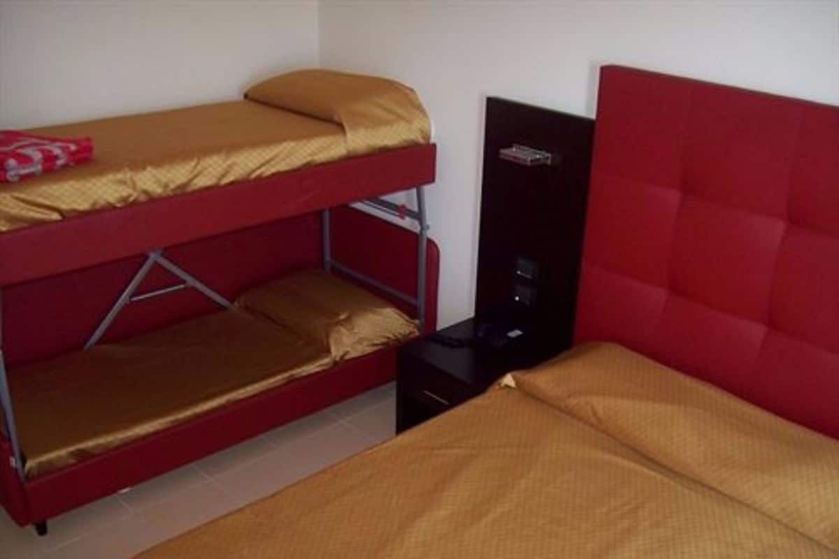 Een minibar, een kluis op de kamer, een bureau, geluiddichte muren