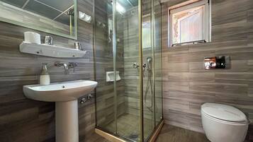 Casa de campo | Edredones de plumas, colchones Select Comfort, caja fuerte
