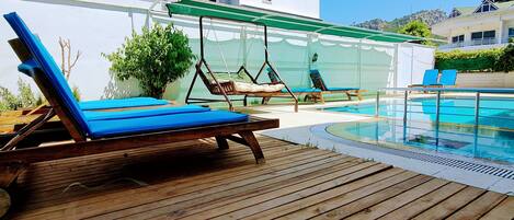 Außenpool (je nach Saison geöffnet), Sonnenschirme, Liegestühle