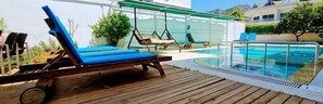 Piscine extérieure (ouverte en saison), parasols de plage