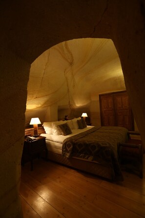 Suite | Luxe beddengoed, een minibar, een kluis op de kamer, een bureau