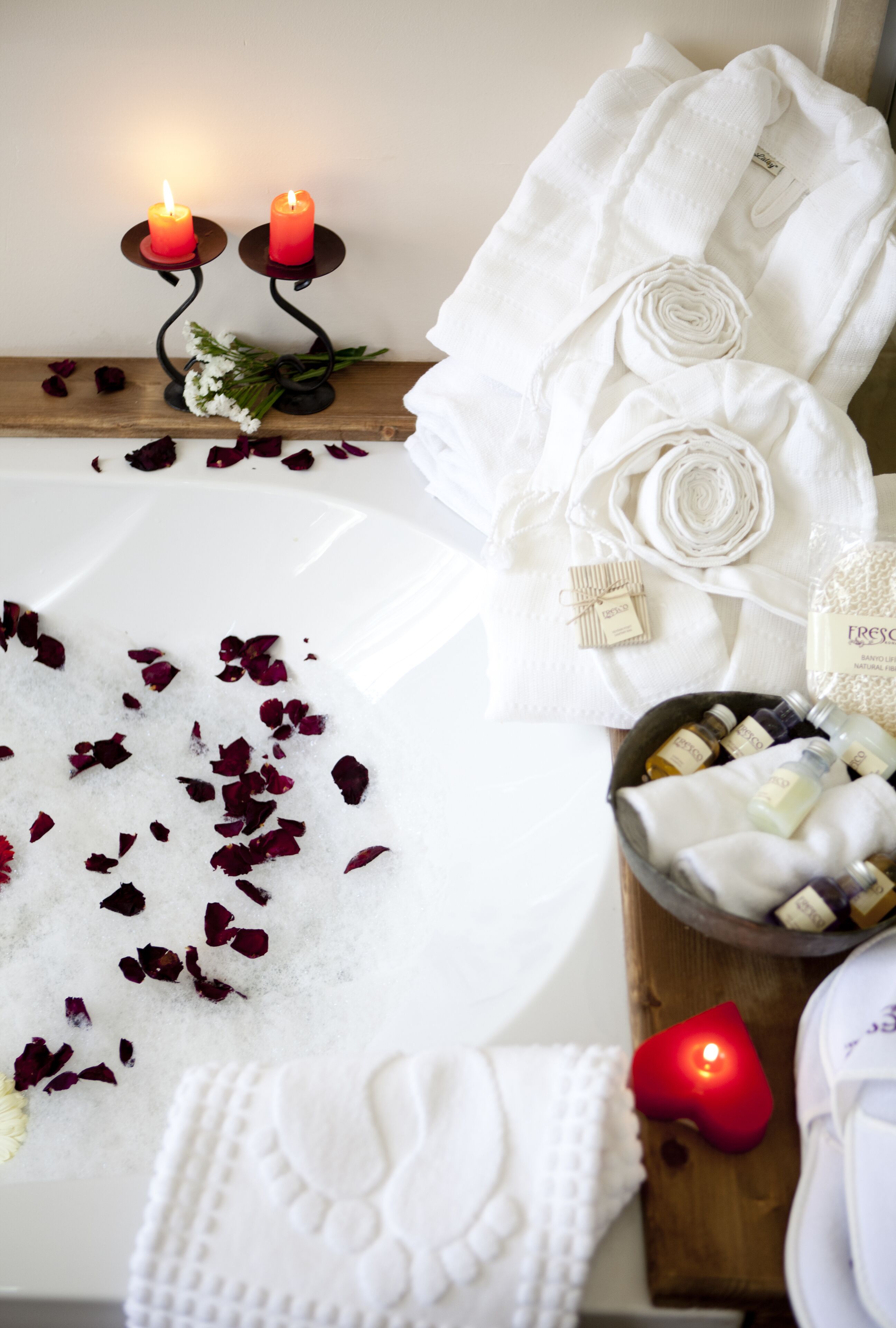 deluxe room | bathroom | separate bathtub and shower, deep-soaking bathtub, free toiletries