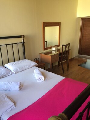 Premium bedding, down comforters, pillowtop beds, individually decorated - Rooms 47 (Chania)