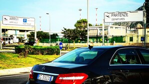 A black car parked at a traffic light. - Ai Vicerè (Palermo)