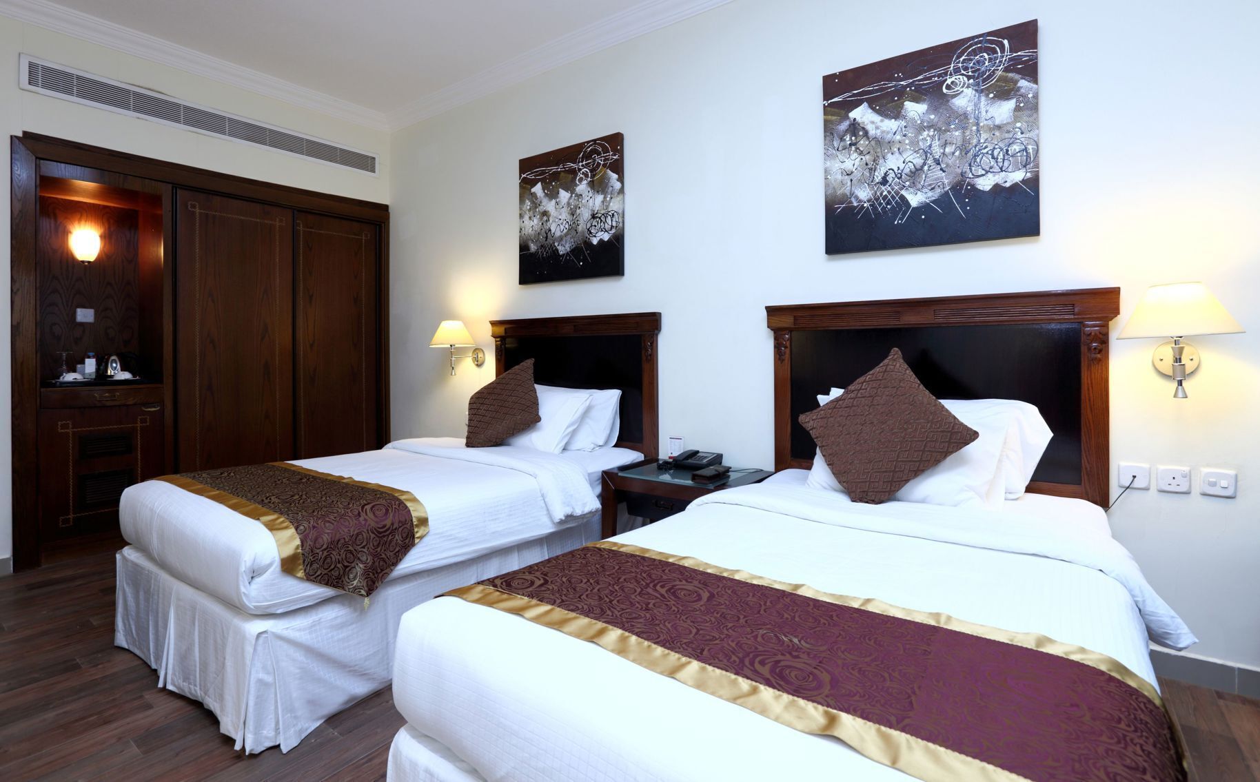 1 غرفة نوم وميني بار وخزنة داخل الغرفة وتجهيزات عازلة للصوت