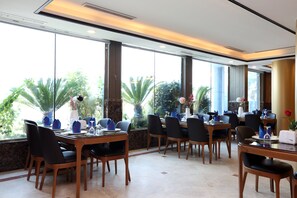 فطور من الأطباق المحلية يوميًا بتكلفة قدرها (40 SAR للشخص)