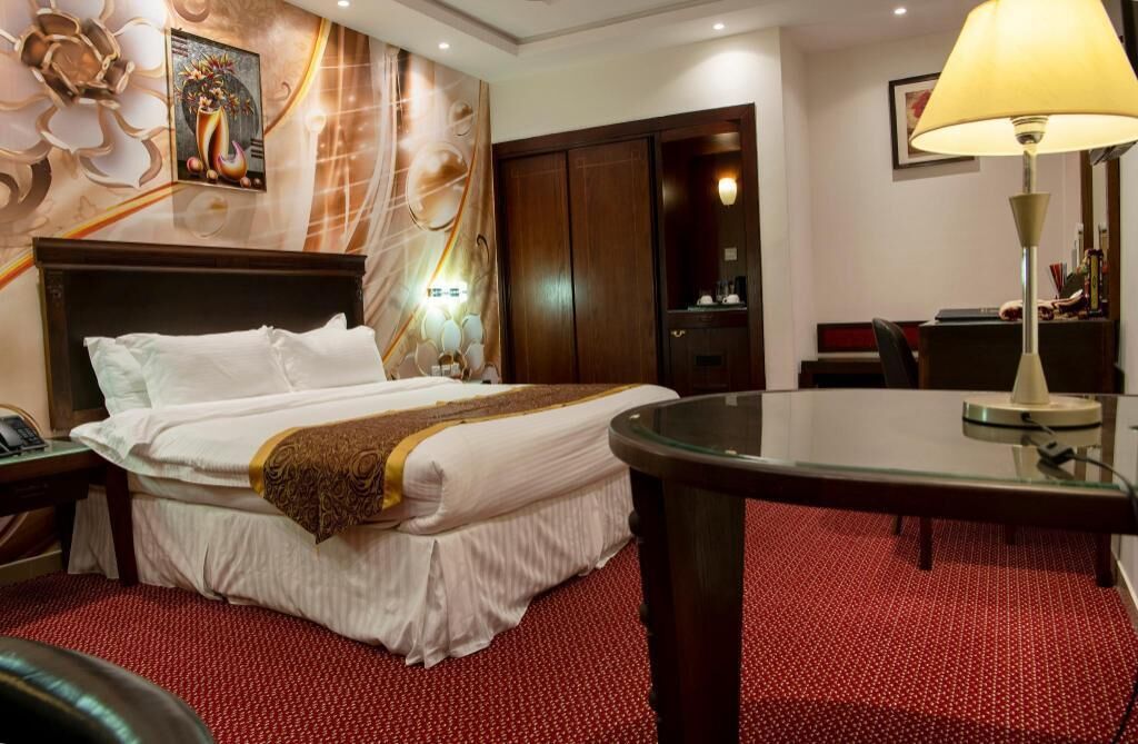 1 غرفة نوم وميني بار وخزنة داخل الغرفة وتجهيزات عازلة للصوت