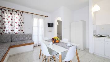 Standard-Dreibettzimmer, Meerblick | Wohnbereich | 32-Zoll-Fernseher mit Kabelempfang