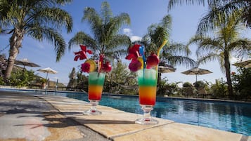 Poolside bar