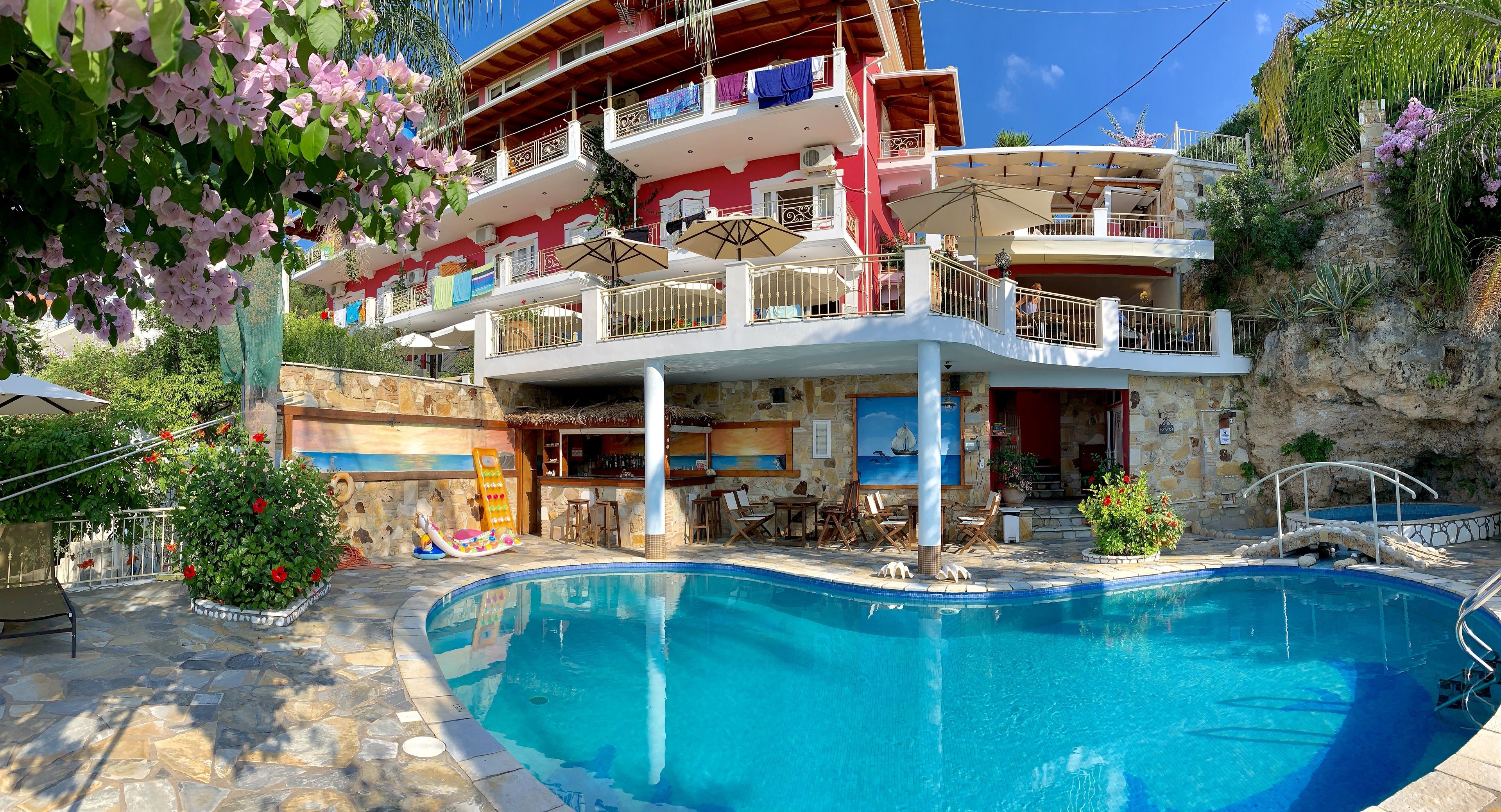 Seasonal outdoor pool, free cabanas, pool umbrellas