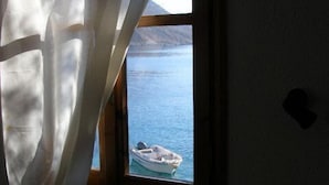 Ein Zimmer mit Blick auf ein Gewässer und ein Boot.