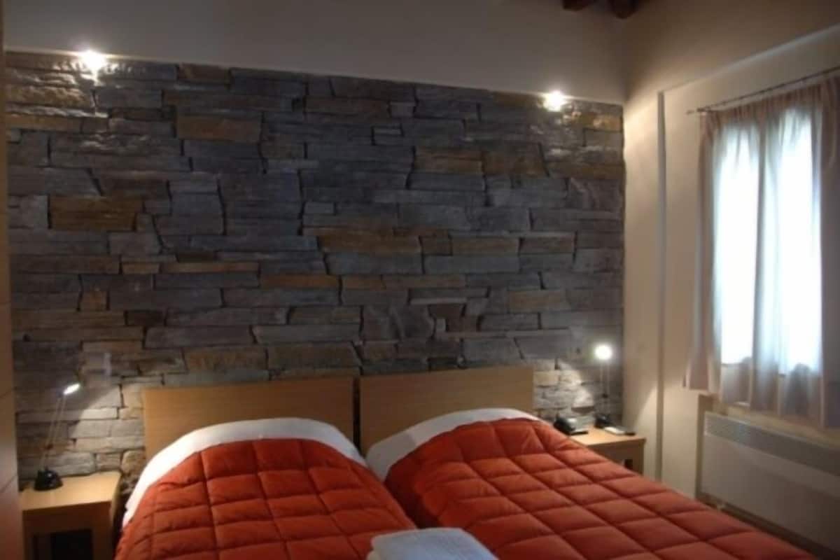 Deluxe Double Room, 2 Single Beds, Non Smoking, Mountain View | In-room safe, desk, blackout curtains, soundproofing
