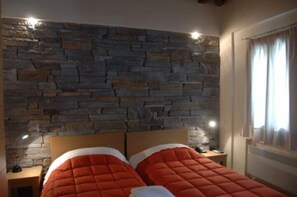 Habitación doble Deluxe, 2 camas individuales, para no fumadores, vista a la montaña | Caja de seguridad en la habitación, escritorio y cortinas blackout 