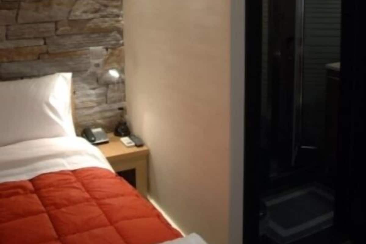 Deluxe Single Room, 1 Large Single Bed, Non Smoking, Mountain View | In-room safe, desk, blackout curtains, soundproofing