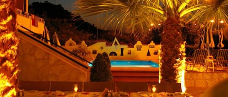 Piscine extérieure, parasols de plage