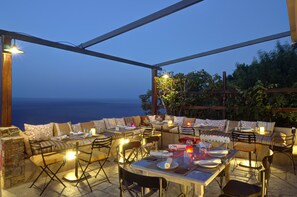 Déjeuner, dîner et souper servis sur place, vue sur la mer 