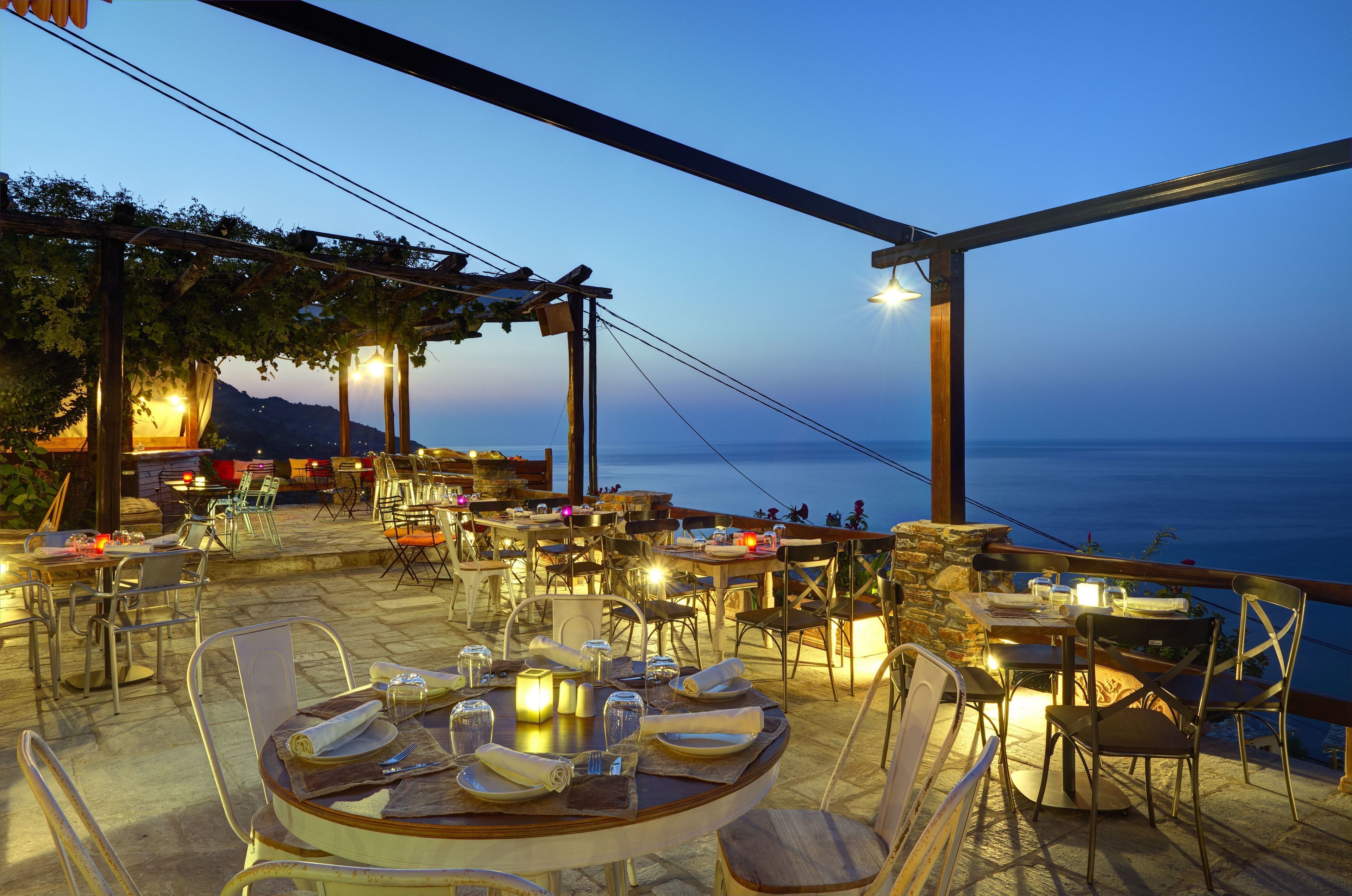 Breakfast, lunch, dinner served; sea views 