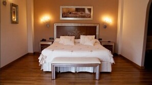 Edredón, caja de seguridad en la habitación y escritorio