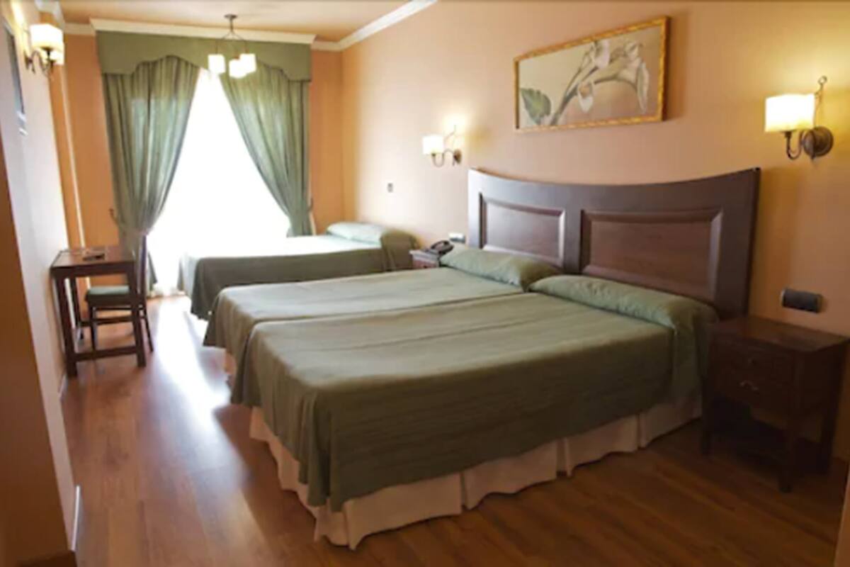 Down comforters, in-room safe, desk, blackout drapes