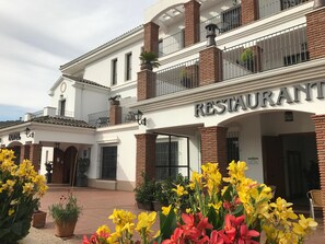 Vista frontal de la propiedad