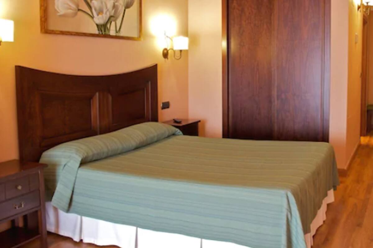 Down comforters, in-room safe, desk, blackout drapes