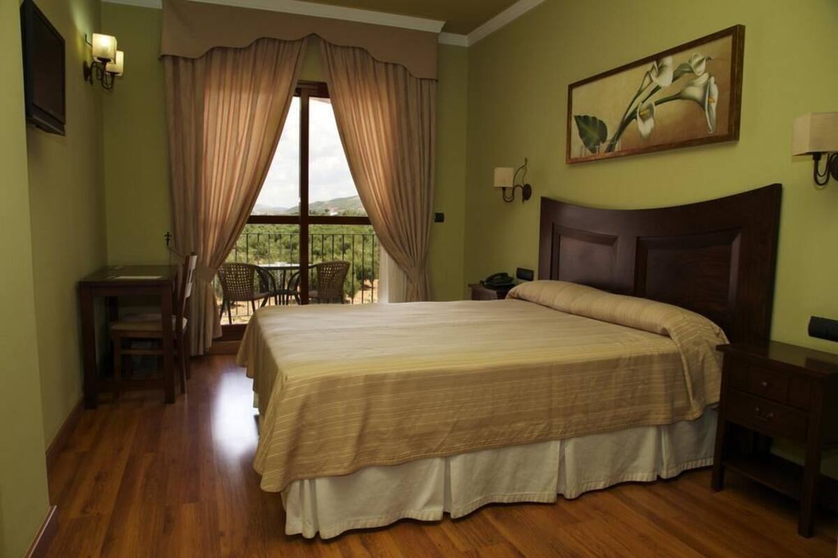 Down comforters, in-room safe, desk, blackout drapes