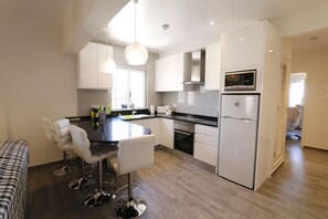 Apartment, 1 Bedroom | Private kitchen | Fridge, microwave, oven, stovetop