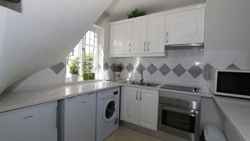 Apartamento, 2 habitaciones | Cocina privada | Frigorífico, microondas, horno y placa de cocina