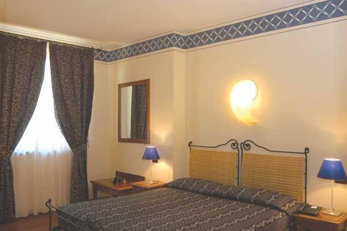Habitación clásica con 1 cama doble o 2 individuales | Sábanas italianas Frette, ropa de cama hipoalergénica, minibar