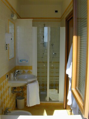 Doppelzimmer, Balkon, Talblick | Badezimmer | Dusche, kostenlose Toilettenartikel, Haartrockner, Hausschuhe