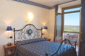 Double Room, Balcony, Valley View | Cadar Frette Itali, peralatan tempat tidur hipoalergenik, bar mini 