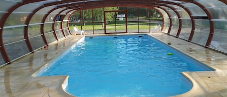 Piscine couverte, chaises longues