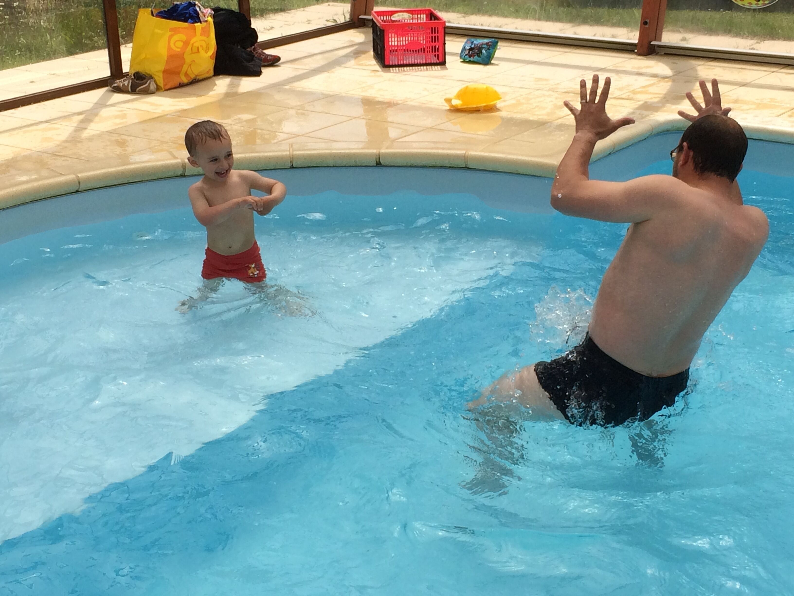 Piscine couverte, chaises longues