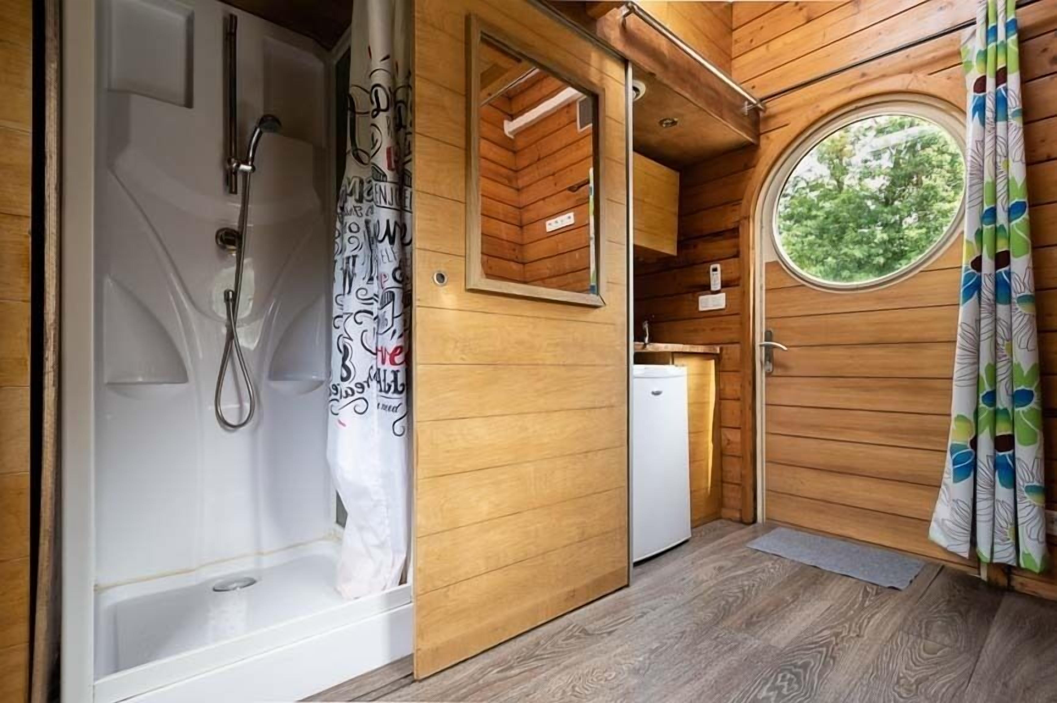 Panoramic Cabin | Bathroom | Towels, toilet paper