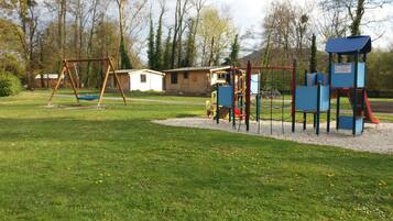 Un parque infantil con columpios, toboganes y estructuras para escalar.