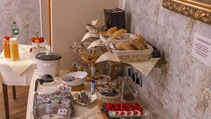 A buffet table with various food items and condiments. - Hotel Römerhof (Baden-Baden)