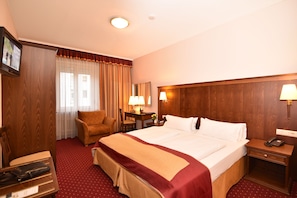 Standard Double Room | In-room safe, blackout drapes, soundproofing, iron/ironing board - Hotel Römerhof (Baden-Baden)